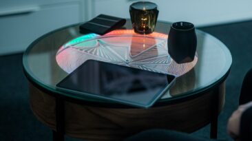 Revisão da mesa lateral de metal cinético de Sísifo