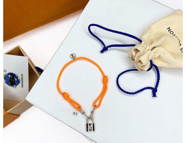 Desenhada por Virgil Abloh, a Louis Vuitton revelou novas pulseiras de prata para UNICEF