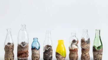A coleção Fuwa Fuwa reinventa as garrafas plásticas como formas orgânicas