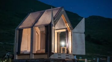 Esta cabine transparente de madeira de bétula nos Alpes italianos oferece a melhor experiência de glamping