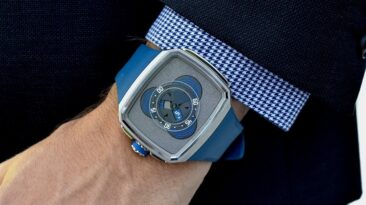Os minutos giram e as horas saltam para uma posição diferente a cada 60 minutos no Hautlence Vagabonde Series 4