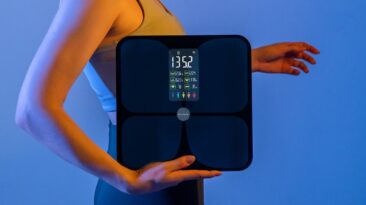 A melhor balança inteligente de baixo custo permite que você calcule tudo, desde seu IMC até sua massa muscular