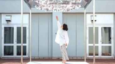 Origami japonês inspira o Pavilhão que usa auxetics, kirigami para trazer a luz do sol filtrada para o espaço