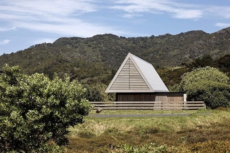 Esta cabine A-frame fora da grade na Nova Zelândia é inspirada nas tradicionais cabanas maori e na paisagem costeira local