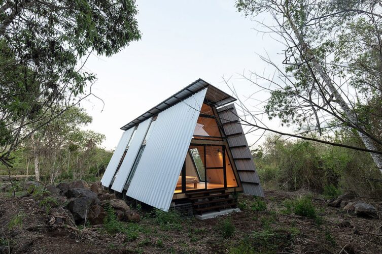 SULA é uma cabana pré-fabricada com estrutura em A ambientalmente consciente nas Ilhas Galápagos