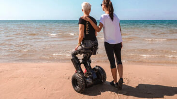 Cadeira de rodas “em pé” estilo Segway, ativada por movimento, ajuda os usuários a navegar pela vida com confiança