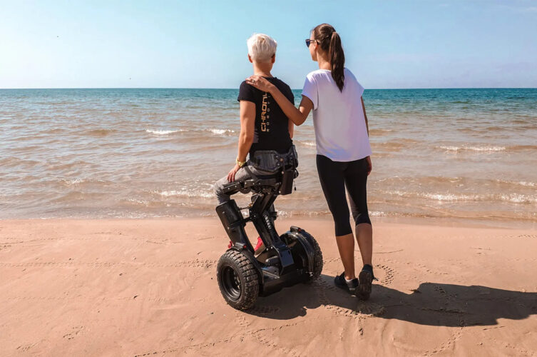 Cadeira de rodas “em pé” estilo Segway, ativada por movimento, ajuda os usuários a navegar pela vida com confiança
