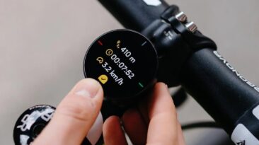 O Beeline Velo 2 é um GPS de bicicleta incrivelmente minimalista com design carbono negativo e suporte Strava