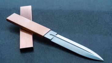 Esta linda adaga de cobre e aço carbono é uma aula magistral de minimalismo