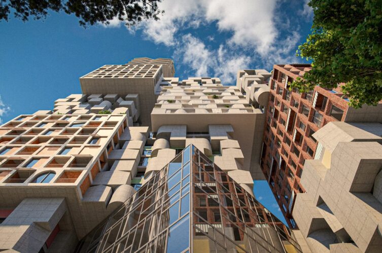 O arranha-céu escalonado em Tirana é composto por 13 volumes cúbicos, tornando-o uma “vila vertical única”