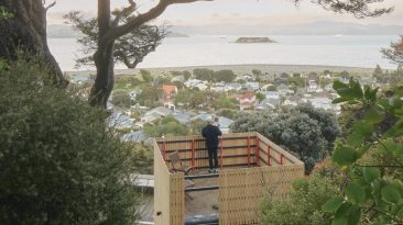 A minúscula torre de madeira foi transportada de avião e inserida na paisagem verde da Nova Zelândia