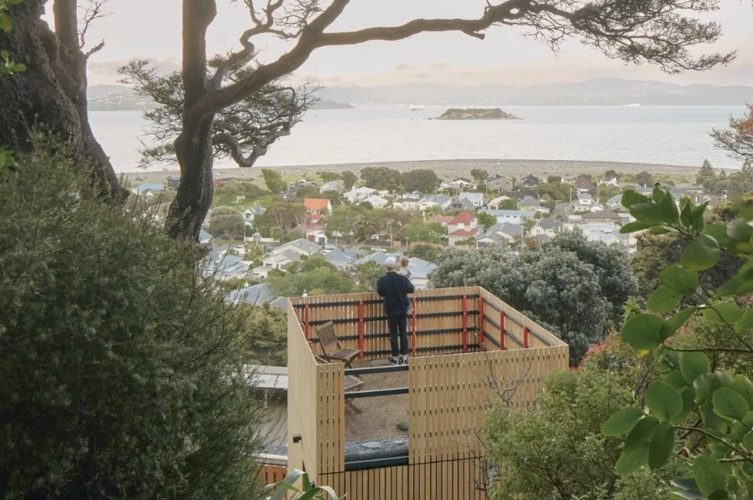 A minúscula torre de madeira foi transportada de avião e inserida na paisagem verde da Nova Zelândia