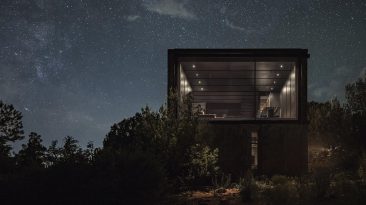 A casa do telescópio se funde com a paisagem de Sedona como uma sombra escura à noite