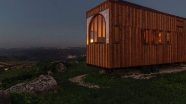 O artesanato em madeira nesta pequena casa fora da rede é sua estética USP