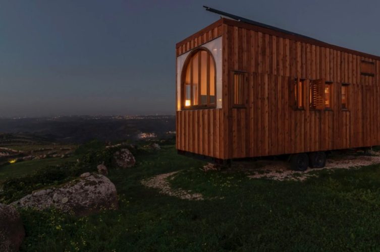 O artesanato em madeira nesta pequena casa fora da rede é sua estética USP
