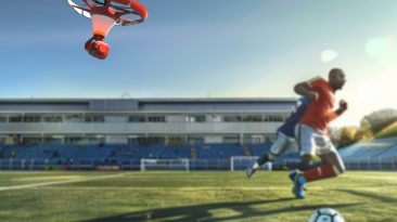 Este árbitro drone paira acima do futebol e dos jogadores, servindo como um VAR aerotransportado