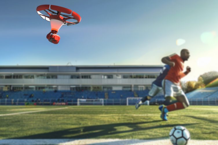 Este árbitro drone paira acima do futebol e dos jogadores, servindo como um VAR aerotransportado