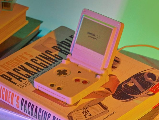 O carregador MagSafe para iPhone Elago Game Boy parece divertido, mas é insuficiente