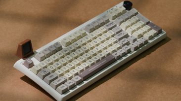 Teclado Mecânico Retro possui uma pequena TV para informação e entretenimento