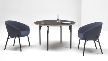 A mesa minimalista é um hub de carregamento que não precisa ser conectado