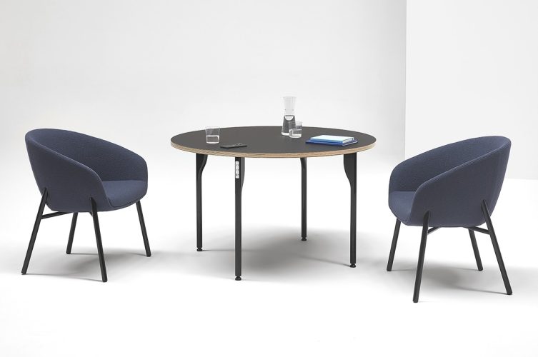 A mesa minimalista é um hub de carregamento que não precisa ser conectado