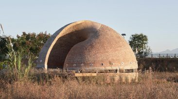 Conheça a biblioteca Twisted Brick Shell – um pavilhão surreal para os visitantes lerem