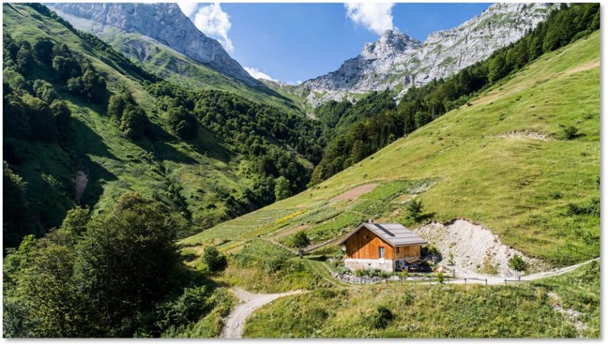 CLARINS REFORÇA O SEU COMPROMISSO COM O PLANETA 10 ANOS APÓS O ACORDO DE PARIS CLARINS REFORÇA O SEU COMPROMISSO COM O PLANETA 10 ANOS APÓS O ACORDO DE PARIS